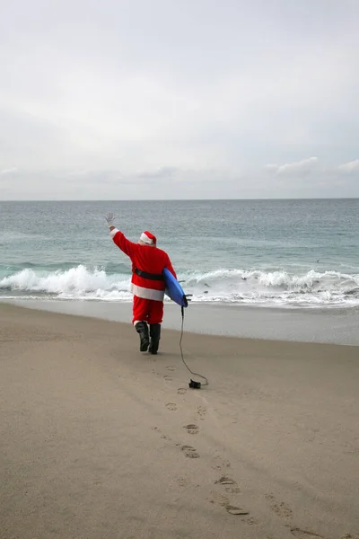 Julen Surfing Jultomten Surfing Tomten Tomten Med Surfbräda Och Havet — Stockfoto