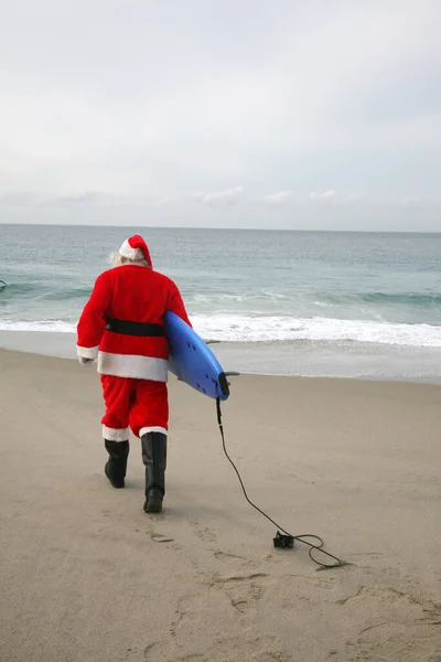 Julen Surfing Jultomten Surfing Tomten Tomten Med Surfbräda Och Havet — Stockfoto