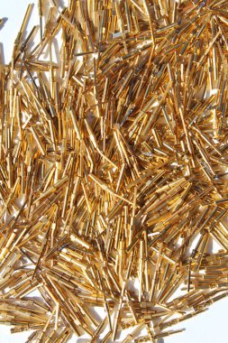 Altın rengi. Altın bilgisayar hurdası. Altın bağlantı iğneleri. Bilgisayar çipleri. Altın kablolar. Altın mükemmel bir elektrik iletkenidir ve bilgisayarlarda süper hız ve verimlilik için kullanılır. Altın için nakit. Para karşılığı bilgisayar altını. Para için Bilgisayar Hurdası.