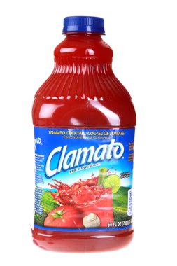 Clamato Juice. 60 gram sıvı Clamato Suyu. Beyazda izole edilmiş. Mesaj için yer var. Kırpma Yolu. Yazı işleri. Clamato Juice, domates suyu ve midye suyunun karışımından yapılır. 64 fl ons Clamato, domates kokteyli.. 