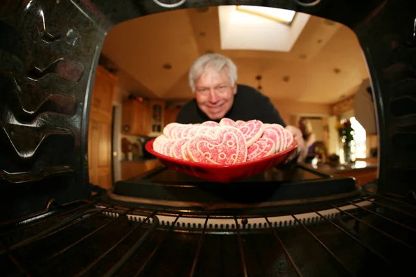 Koekjes Bakken Een Man Bakt Koekjes Zijn Oven Een Man — Stockfoto