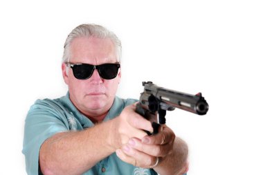 Silahı var. El Silahı. Tabanca. Gözünü korkutan Erkek Silah Tutuyor. Beyaz üzerine izole edilmiş. Mesaj için yer var. Kırpma Yolu. Elinde tabanca tutan bir adam. 44 'lük Magnum Pistol. Nişan al. Silahlı, ciddi bir adam.. 