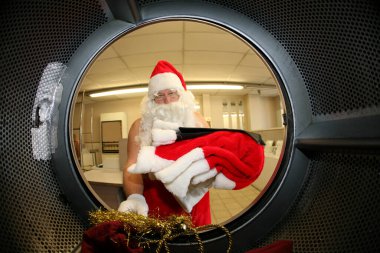 Noel Baba. Noel zamanı. Noel Baba Noel 'den önce çamaşırhanede kendi çamaşırlarını yıkar. Noel Baba 'nın kıyafetlerine odaklan. Noel Baba Noel 'den önce çamaşırlarını çamaşır paspasında yıkıyor. Noel Baba 'nın temiz kıyafete ihtiyacı var. Mutlu noeller. İyi tatiller.. 