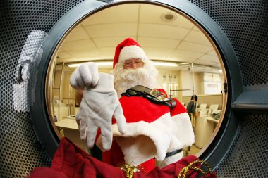 Noel Baba. Noel zamanı. Noel Baba Noel 'den önce çamaşırhanede kendi çamaşırlarını yıkar. Noel Baba 'nın kıyafetlerine odaklan. Noel Baba Noel 'den önce çamaşırlarını çamaşır paspasında yıkıyor. Noel Baba 'nın temiz kıyafete ihtiyacı var. Mutlu noeller. İyi tatiller.. 