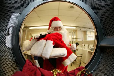 Noel Baba. Noel zamanı. Noel Baba Noel 'den önce çamaşırhanede kendi çamaşırlarını yıkar. Noel Baba 'nın kıyafetlerine odaklan. Noel Baba Noel 'den önce çamaşırlarını çamaşır paspasında yıkıyor. Noel Baba 'nın temiz kıyafete ihtiyacı var. Mutlu noeller. İyi tatiller.. 