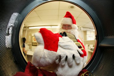 Noel Baba. Noel zamanı. Noel Baba Noel 'den önce çamaşırhanede kendi çamaşırlarını yıkar. Noel Baba 'nın kıyafetlerine odaklan. Noel Baba Noel 'den önce çamaşırlarını çamaşır paspasında yıkıyor. Noel Baba 'nın temiz kıyafete ihtiyacı var. Mutlu noeller. İyi tatiller.. 