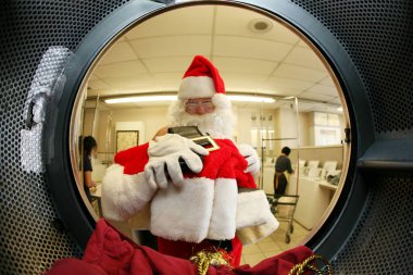 Noel Baba. Noel zamanı. Noel Baba Noel 'den önce çamaşırhanede kendi çamaşırlarını yıkar. Noel Baba 'nın kıyafetlerine odaklan. Noel Baba Noel 'den önce çamaşırlarını çamaşır paspasında yıkıyor. Noel Baba 'nın temiz kıyafete ihtiyacı var. Mutlu noeller. İyi tatiller.. 