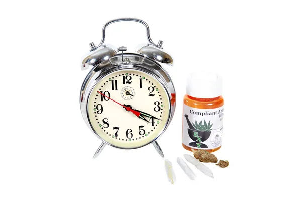 420 Horloge 16H20 Avec Marijuana Médicale Isolé Sur Blanc Place — Photo