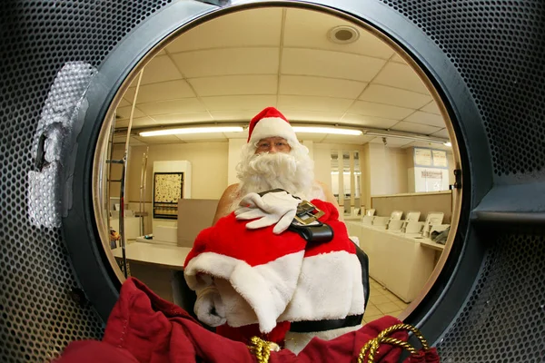 Weihnachtsmann Weihnachten Der Weihnachtsmann Wäscht Seine Eigenen Kleider Vor Weihnachten — Stockfoto
