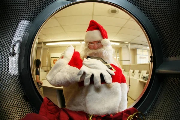 Noel Baba. Noel zamanı. Noel Baba Noel 'den önce çamaşırhanede kendi çamaşırlarını yıkar. Noel Baba 'nın kıyafetlerine odaklan. Noel Baba Noel 'den önce çamaşırlarını çamaşır paspasında yıkıyor. Noel Baba 'nın temiz kıyafete ihtiyacı var. Mutlu noeller. İyi tatiller.. 