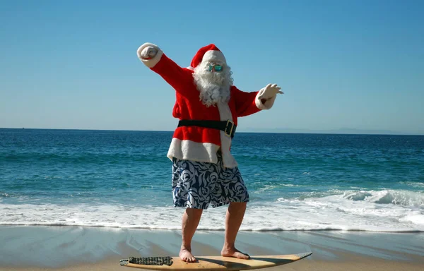 Surfen Kerstman Kersttijd Kerstman Hangt Tien Zijn Surfplank Kerstmis Kerstman — Stockfoto