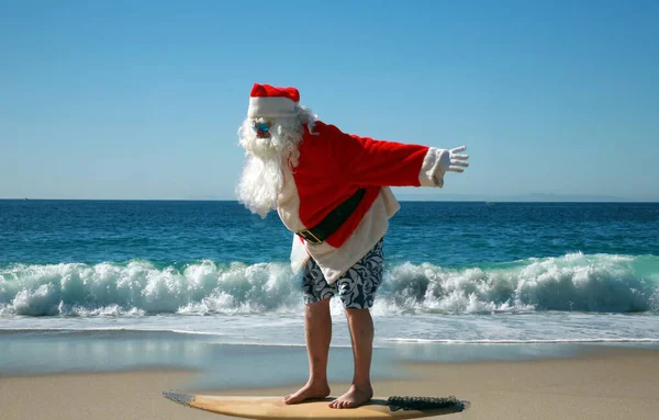 Surfen Kerstman Kersttijd Kerstman Hangt Tien Zijn Surfplank Kerstmis Kerstman — Stockfoto