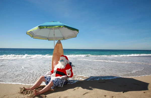Święta Święty Mikołaj Spędza Dzień Plaży Dzień Bożym Narodzeniu Święty — Zdjęcie stockowe