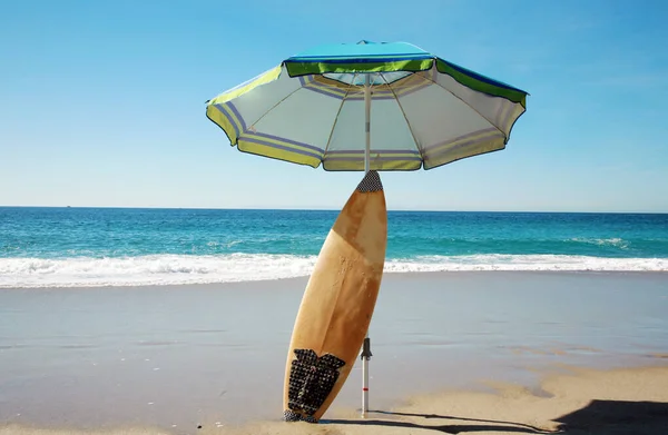 在海滩度假 海滩度假 白葡萄酒 海滩场景 夏天的装饰品夏天的概念 冲浪板 休息室的椅子 春天或夏天在海滩上度过的美好的一天 海浪冲刷在沙滩上 — 图库照片