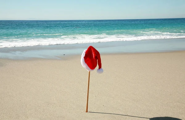 Noel Baba Şapkası Kumsaldaki Direkte Noel Baba Şapkası Noel Baba — Stok fotoğraf