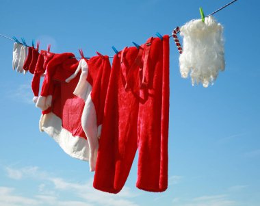 Noel zamanı. Noel Baba elbiseleri, şapkası ve ceketi çamaşır ipinde asılı. Noel Çamaşırları. Noel Baba elbiselerini yıkar ve Noel 'den önce dışarıda kurutur. Noel Baba 'nın kıyafetlerine odaklan. Şu ana kadar kimseye görünmeyen komik bir manzara. Ho Ho Ho.