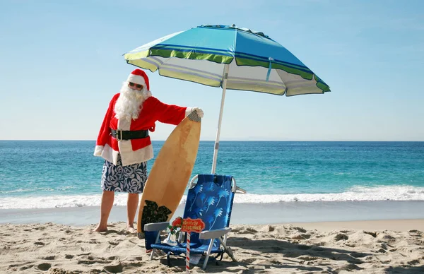 Święta Święty Mikołaj Spędza Dzień Plaży Dzień Bożym Narodzeniu Święty — Zdjęcie stockowe