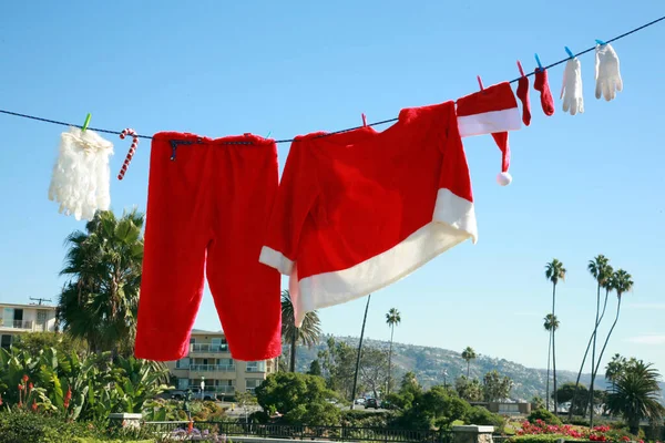 Natal Roupas Papai Noel Com Seu Chapéu Casaco Pendurados Uma — Fotografia de Stock