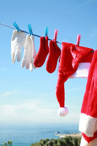 Natal Roupas Papai Noel Com Seu Chapéu Casaco Pendurados Uma — Fotografia de Stock