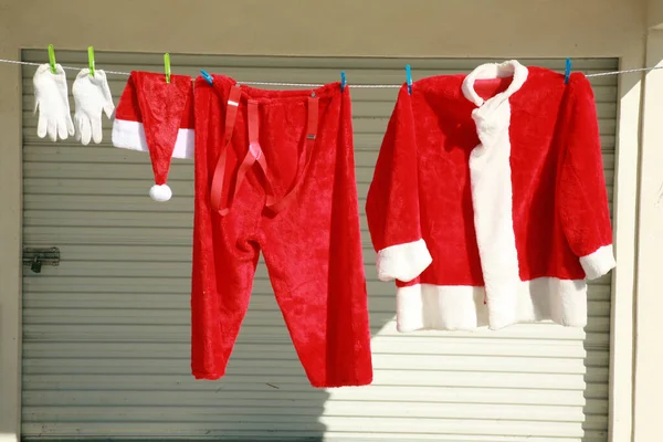 Natal Roupas Papai Noel Com Seu Chapéu Casaco Pendurados Uma — Fotografia de Stock