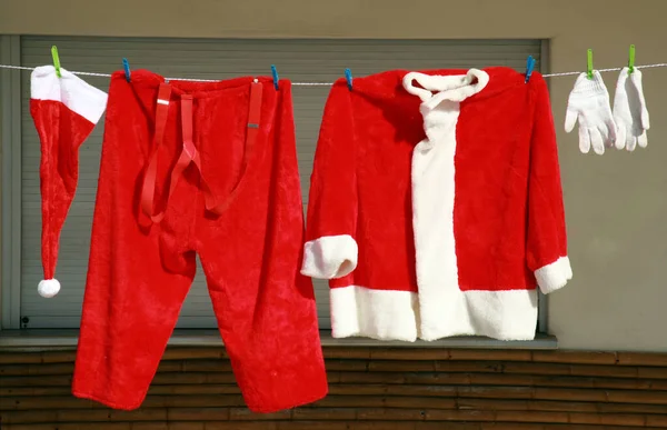 Karácsonykor Mikulás Ruhák Kalapját Kabátját Lóg Ruha Vonal Karácsonyi Mosoda — Stock Fotó