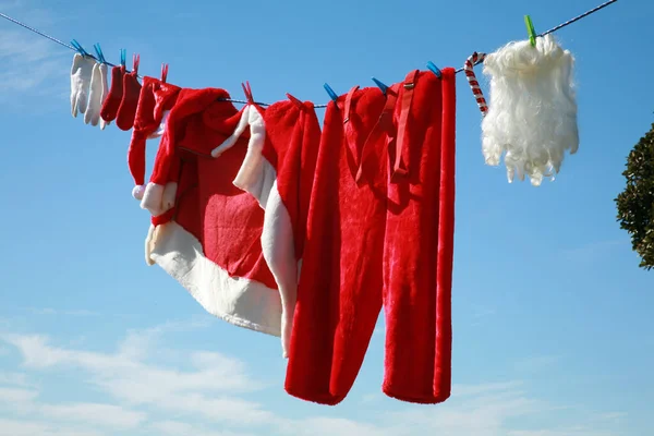 Natal Roupas Papai Noel Com Seu Chapéu Casaco Pendurados Uma — Fotografia de Stock