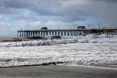 Okyanus. İskele. Pasifik Okyanusu. Atlantik Okyanusu. Huntington Sahili İskelesi. Sahil İskelesini mühürle. Huntington sahil iskelesinin altında. Dalgalar. Okyanus Dalgası. Huntington Sahili İskelesi Birleşik Devletler 'deki en iyi sörfçülerin evi. Sörf Şehri. Huntington Sahili İskelesi. 
