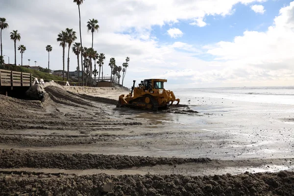 Beach Tractor Sand Berm Southern California Bulldozer Pushes Sand Back — Stock Photo, Image