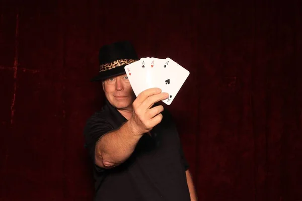 Man Gambler Photo Booth Aces Four Aces Man Holds Four — Stock Photo, Image