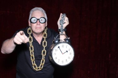 Fotoğraf kabini. Fotoğraf kabinindeki bir adam. Bir adam partide fotoğraf kabininde sahne donanımı takar ve poz verir. Fotoğraf kabinleri herkes için eğlencelidir. Dünyanın dört bir yanındaki insanlar eğlenceli bir fotoğraf kulübesine bayılır. Fotoğraf kabini eğlencesi. Bir adam fotoğraf kabinindeyken komik suratlar yapar.. 