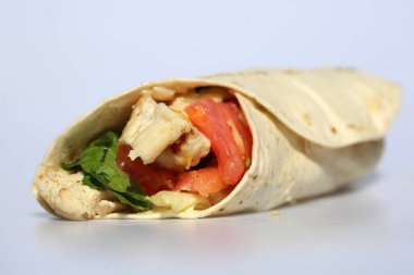 Tavuk dürüm. Burrito. Yumuşak Tavuklu Taco. Tavuklu taco. Yumuşak Kabuklu Taco. Yumuşak Kabuklu Burrito. Baharatlı tavuk salatası ve ekşi kremalı tako. Yumuşak Tortilla. Burrito. Yumuşak tortilla içinde tavuk dürümü. Tavuklu burrito. Meksika yemeği. Ye şunu.