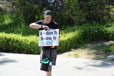 Bernie Sanders Seçim Şampiyonu. SANTA ANA, Kaliforniya / ABD - 21 Şubat 2010: Bernie Sanders Destekçileri Tabelaları Tutar, El sallar, tezahürat yapar ve Başkan Rallisi için Bernie Sanders 'a poz verir. Sadece Düzenleyici Kullan.  
