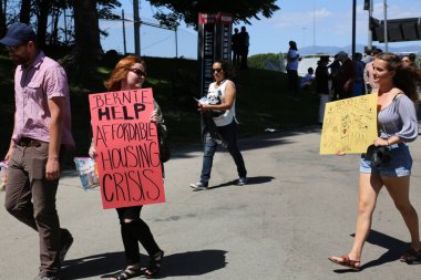 Bernie Sanders Seçim Şampiyonu. SANTA ANA, Kaliforniya / ABD - 21 Şubat 2010: Bernie Sanders Destekçileri Tabelaları Tutar, El sallar, tezahürat yapar ve Başkan Rallisi için Bernie Sanders 'a poz verir. Sadece Düzenleyici Kullan.  