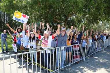 Bernie Sanders Seçim Şampiyonu. SANTA ANA, Kaliforniya / ABD - 21 Şubat 2010: Bernie Sanders Destekçileri Tabelaları Tutar, El sallar, tezahürat yapar ve Başkan Rallisi için Bernie Sanders 'a poz verir. Sadece Düzenleyici Kullan.  