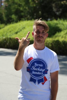 Bernie Sanders Seçim Şampiyonu. SANTA ANA, Kaliforniya / ABD - 21 Şubat 2010: Bernie Sanders Destekçileri Tabelaları Tutar, El sallar, tezahürat yapar ve Başkan Rallisi için Bernie Sanders 'a poz verir. Sadece Düzenleyici Kullan.  