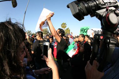 Donald J. Trump. Donald Trump başkanlık kampanyası için. ANAHEIM CALIFORNIA, 25 Mayıs 2016: Cumhuriyetçi başkan adayı Donald Trump Costa Mesa California 'daki kampanya etkinliğinde binlerce destekçiye konuşma yaptı. Protestocuları alt et. Yazı. 