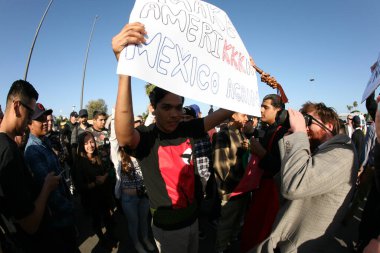 Donald J. Trump. Donald Trump başkanlık kampanyası için. ANAHEIM CALIFORNIA, 25 Mayıs 2016: Cumhuriyetçi başkan adayı Donald Trump Costa Mesa California 'daki kampanya etkinliğinde binlerce destekçiye konuşma yaptı. Protestocuları alt et. Yazı. 