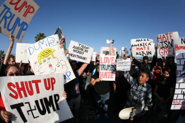 Donald J. Trump. Donald Trump başkanlık kampanyası için. ANAHEIM CALIFORNIA, 25 Mayıs 2016: Cumhuriyetçi başkan adayı Donald Trump Costa Mesa California 'daki kampanya etkinliğinde binlerce destekçiye konuşma yaptı. Protestocuları alt et. Yazı. 