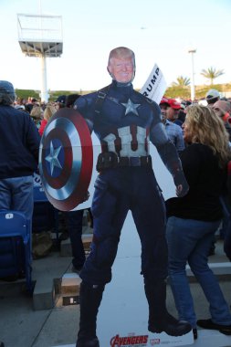 Costa Mesa, CA - 28 Nisan 2016: Cumhuriyetçi başkan adayı Donald Trump 'ın tahmini destekçisi, alkışlayın ve sabırla Costa Mesa Panayırı, CA' daki bir mitingde yapacağı konuşmayı dinlemek için sırada bekleyin. 