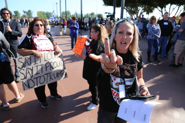Costa Mesa Απριλίου 2016 Διαδηλωτές Του Ρεπουμπλικανού Προεδρικού Υποψηφίου Donald — Φωτογραφία Αρχείου