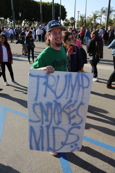 Costa Mesa Απριλίου 2016 Διαδηλωτές Του Ρεπουμπλικανού Προεδρικού Υποψηφίου Donald — Φωτογραφία Αρχείου