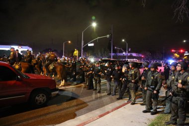 Costa Mesa, CA - 28 Nisan 2016: Cumhuriyetçi başkan adayı Donald Trump 'ın protestocuları, polis kalabalığı kontrol ederken sokaklardaki ayaklanmalar ve Costa Mesa Fuarı, CA' da düzenlenen mitingde tutuklama.