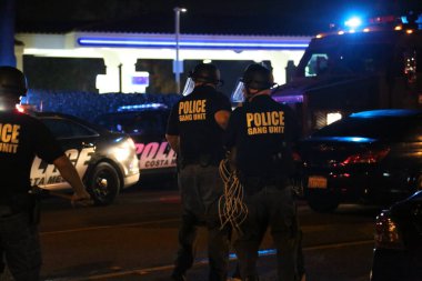 Costa Mesa, CA - 28 Nisan 2016: Cumhuriyetçi başkan adayı Donald Trump 'ın protestocuları, polis kalabalığı kontrol ederken sokaklardaki ayaklanmalar ve Costa Mesa Fuarı, CA' da düzenlenen mitingde tutuklama.