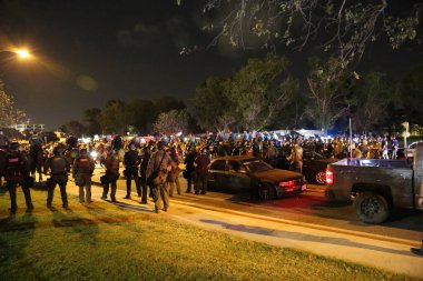 Costa Mesa, CA - 28 Nisan 2016: Cumhuriyetçi başkan adayı Donald Trump 'ın protestocuları, polis kalabalığı kontrol ederken sokaklardaki ayaklanmalar ve Costa Mesa Fuarı, CA' da düzenlenen mitingde tutuklama.