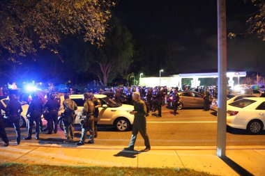 Costa Mesa, CA - 28 Nisan 2016: Cumhuriyetçi başkan adayı Donald Trump 'ın protestocuları, polis kalabalığı kontrol ederken sokaklardaki ayaklanmalar ve Costa Mesa Fuarı, CA' da düzenlenen mitingde tutuklama.