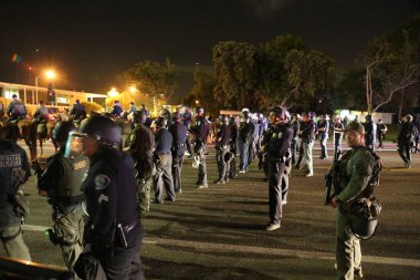 Costa Mesa, CA - 28 Nisan 2016: Cumhuriyetçi başkan adayı Donald Trump 'ın protestocuları, polis kalabalığı kontrol ederken sokaklardaki ayaklanmalar ve Costa Mesa Fuarı, CA' da düzenlenen mitingde tutuklama.