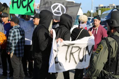 Costa Mesa, CA - 28 Nisan 2016: Cumhuriyetçi başkan adayı Donald Trump 'ın protestocuları, İşaretler, İlahiler ve Donald J. Trump' ın destekçilerini CA 'daki Costa Mesa Panayırı' nda düzenlenen bir mitingde engellemeye çalıştılar. Başkan Donald Trump. Donald Trump.