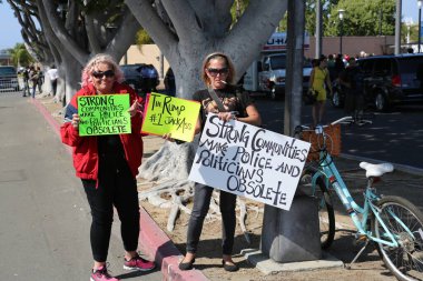 Costa Mesa, CA - 28 Nisan 2016: Cumhuriyetçi başkan adayı Donald Trump 'ın protestocuları, İşaretler, İlahiler ve Donald J. Trump' ın destekçilerini CA 'daki Costa Mesa Panayırı' nda düzenlenen bir mitingde engellemeye çalıştılar. Başkan Donald Trump. Donald Trump.