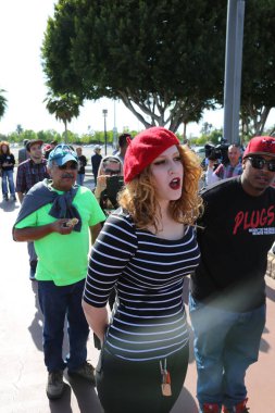 Costa Mesa, CA - 28 Nisan 2016: Cumhuriyetçi başkan adayı Donald Trump 'ın protestocuları, İşaretler, İlahiler ve Donald J. Trump' ın destekçilerini CA 'daki Costa Mesa Panayırı' nda düzenlenen bir mitingde engellemeye çalıştılar. Başkan Donald Trump. Donald Trump.