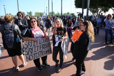 Costa Mesa, CA - 28 Nisan 2016: Cumhuriyetçi başkan adayı Donald Trump 'ın protestocuları, İşaretler, İlahiler ve Donald J. Trump' ın destekçilerini CA 'daki Costa Mesa Panayırı' nda düzenlenen bir mitingde engellemeye çalıştılar. Başkan Donald Trump. Donald Trump.